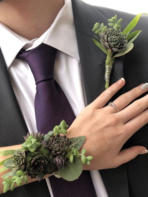 Succulent Corsage Prom, Diy Succulent Corsage, Corsage For Green Dress, Unique Prom Corsage Ideas, Hoco Corsage, Bobo Wedding, Boutonnière Ideas, Green Corsage, Emerald Prom