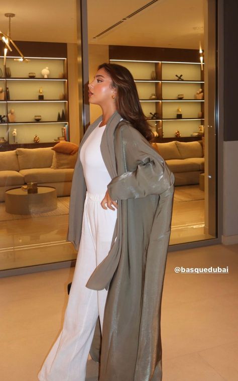 Formal Chic Outfit Women, Saudi Arabia Outfit Women, Diana Shekhany, Khaleeji Outfits, Casual Abaya Outfits, Goals Motivation Quotes, Millionaire Affirmations, Abaya Outfits, Saudi Style