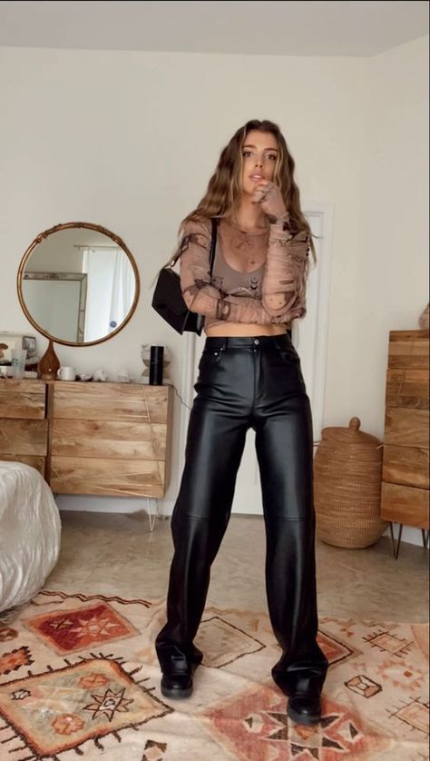 Black Leather Pants Concert Outfit, Leather Straight Pants Outfit, Wide Leather Pants Outfit, Leder Hose Outfit, How To Style Black Leather Pants, Leather Pants Sneakers, Styling Leather Pants, Black Leather Pants Outfit, Women's Leather Pants