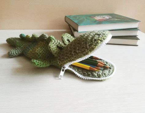 Soft School, Animal Pencil Case, Crochet Pencil Case, School Purse, Yarn Animals, School Friend, Crochet Mignon, Confection Au Crochet, Chapeau Cowboy