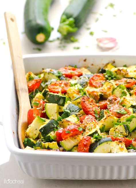 Garlic Parmesan Zucchini and Tomato Bake - Low fat, quick and healthy zucchini casserole. 5 minutes of prep time and dinner is served. Garlic Parmesan Zucchini, Zucchini And Tomato, Tomato Bake, Resep Pasta, Zucchini Tomato, Healthy Zucchini, Baked Tomatoes, Parmesan Zucchini, Healthy Casseroles