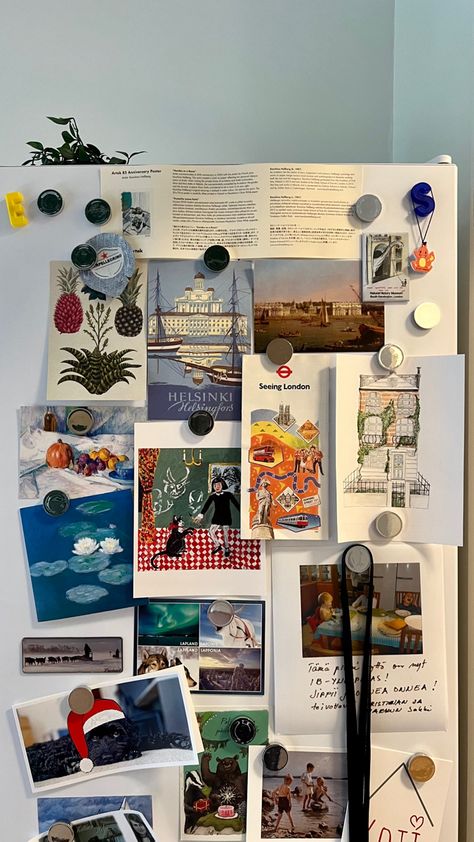 Fridge magnets, post cards, fridge inspiration, home decor, memories Fridge Magnet Decor, Fridge Door Aesthetic, Fridge Aesthetic Magnets, Fridge Art Ideas, Fridge Door Decoration Ideas, Fridge With Magnets Aesthetic, Magnets On Fridge, Fridge Magnet Aesthetic, Fridge Door Decor