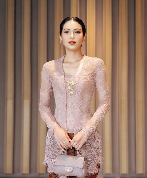 Engagement Dress For Girl, Kebaya Simple, Kebaya Brukat, Model Dress Kebaya, Nikah Outfit, Kebaya Modern Dress, Dress Kebaya, Modern Kebaya, Batik Kebaya