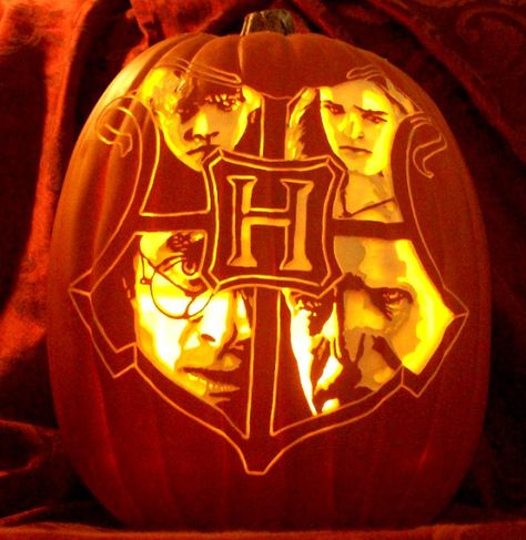 Hogwarts crest carve by The Pumpkin Geek with Ron, Hermione, Harry, and Voldemort. #harrypotter Thanksgiving Pumpkin Carving, Harry Potter Pumpkin Carving, Harry Potter Pumpkin, Unique Pumpkin Carving Ideas, Story Book Pumpkin, Pumpkin Carving Patterns Free, Cute Harry Potter, Halloween Stencils, Pumkin Carving