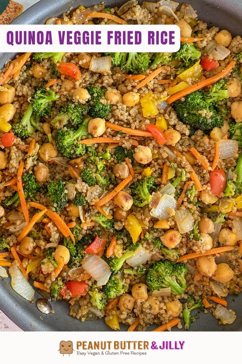 This quinoa fried rice is a fifteen minute meal that everyone in your home will love! It's vegan, gluten-free friendly, flavorful, filling, and delicious! Even meat-eaters love it! Vegan Vegetable Fried Rice, Fried Quinoa Rice, Quinoa Fried Rice Vegan, Quinoa Gluten Free Recipes, Stir Fry Quinoa, Gluten Free Fried Rice, Gluten Free Quinoa Recipes, Vegan Gluten Free Dinner, Quinoa Fried Rice