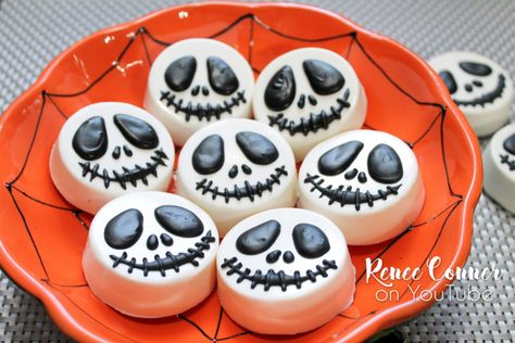 jack-skellington-oreo1w Simple Skeleton, Jack Skellington Cake, Fun Halloween Desserts, Skeleton Face, Pumpkin Jack, Halloween 2, Halloween Desserts, Cake Balls, Chocolate Covered Oreos