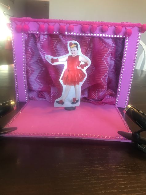 Dance stage with moving dancer using magnets and working spotlights Dance Box Ideas, Ballet Valentines Boxes, Dance Valentine Box Ideas, Music Valentine Box Ideas, Dancer Valentines Box Ideas, Jukebox Valentine Box Ideas, Diy Valentines Box, Valentine Boxes For School, Dance Stage