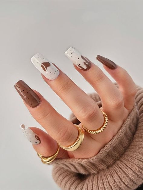 Inspired by the coziest winter beverage, these nails feature a stylish and delicious-looking hot chocolate drip effect. The rich brown and creamy white colors mimic the look of a steaming mug of cocoa, complete with chocolate speckles for added texture. Coco Nails, Hot Chocolate Cocoa, La Nails, Classy Christmas, Chocolate Drip, Hot Coco, Dipped Nails, Christmas Nail Designs, Christmas Nail