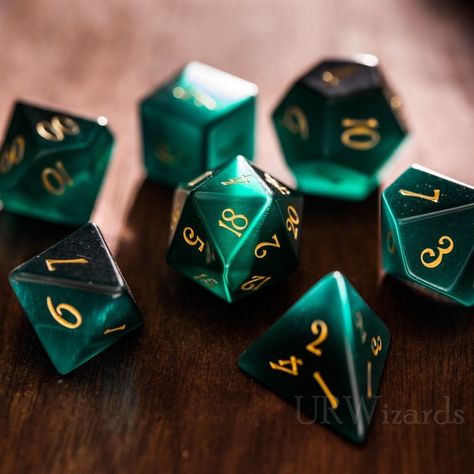 Goblin Brain, Dice Ideas, Rpg Wallpaper, Cool Dnd Dice, Pretty Dice, Dragon Dies, Dnd Dice Set, Dungeons And Dragons Dice, Rpg Dice