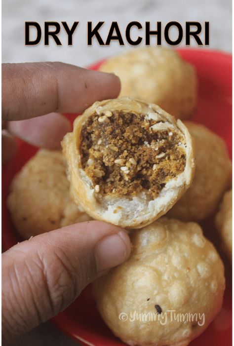 Dry Kachori Recipe, Diwali Faral Recipe, Dry Snacks Recipes Indian, Diwali Snacks Recipe, Mini Kachori, Indian Dry Snacks, Kachori Recipe, Diwali Snacks, Veg Snacks