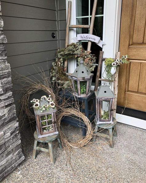 Unique vignettes to decorate an amazing front porch is a collection of stunning vignettes to inspire your year-round front porch decor. Stand Design Ideas, Easter Front Porch, Tv Stand Modern Design, Spring Front Porch Decor, Front Porch Planters, Fall Vignettes, Farmhouse Style Living Room, Living Room Entertainment Center, Farmhouse Style Christmas