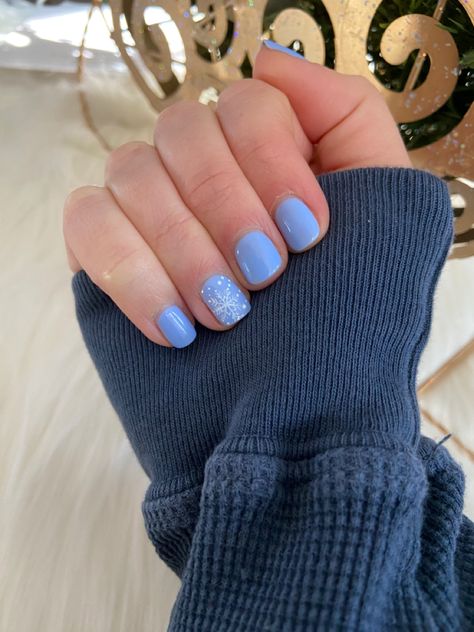 Christmas Nails Light Blue Snowflakes, Nail Ideas Shellac Winter, Preppy Winter Nails Short, Cute Winter Gel Nails, Short Blue Snowflake Nails, Christmas Shellac Nails Winter, Snowflake Acrylic Nails Short, Gel Nail Designs Short Nails Winter, Pretty Christmas Nails Snowflakes