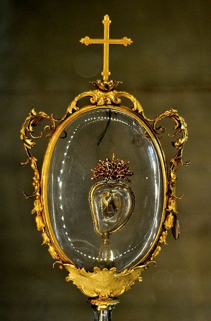 Relic of St. Francis, Late 17th century, in the Crypt of the Medici Chapels and Church of San Lorenzo, Florence, Italy Medici Family, Catholic Relics, Golden Cross, Momento Mori, Art Sacre, Francis Of Assisi, San Francesco, Religious Icons, Sendai