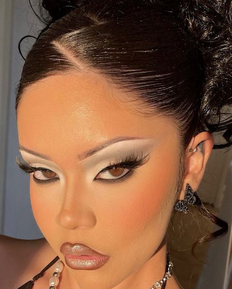 90s Hair Editorial, Cool Toned Glam Makeup, 2000s Smokey Eye Makeup, 90s White Eyeshadow, Taupe Eyeshadow Look, 2000s Latina Makeup, Makeup White Eyeshadow, Hiphop Makeup, White Eyeshadow Looks