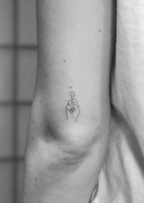 Cross Fingers Tattoo, Tatoos Above The Elbow, Fineline Finger Tattoo, Finger Crossed Tattoo, Hand Outline Tattoo, Modern Tattoos For Women, One Line Tattoo Woman, Above Elbow Tattoos, Small Elbow Tattoo