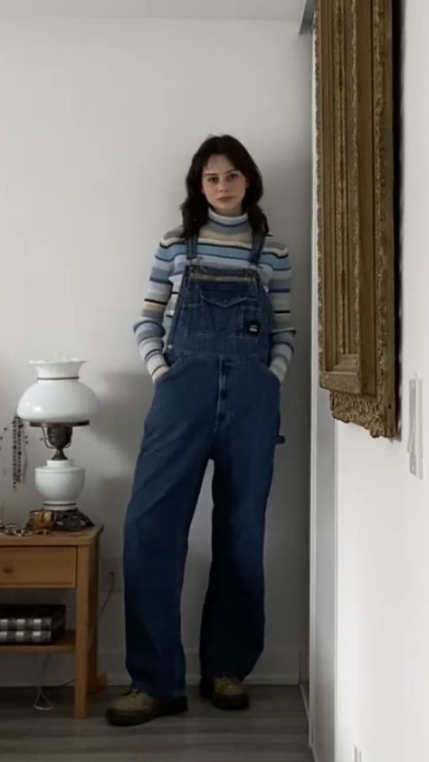 Overalls With Coat, Rory Gilmore Overalls, Overalls Outfit Sweater, Overalls Outfit Autumn, 90s Overalls Outfit Women, Sweater With Overalls Outfit, How To Style Overalls Winter, Overall With Sweater Outfit, Overall And Sweater Outfit