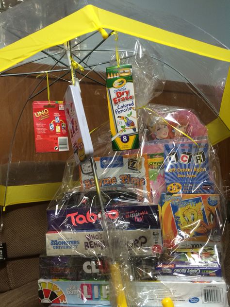 Rainy day basket. Spring fling 2015 Rainy Day Basket, Signature Ideas, Spring Fling, Dry Erase, Rainy Day, Gift Baskets, Easy Crafts, Tao, Gift Wrapping