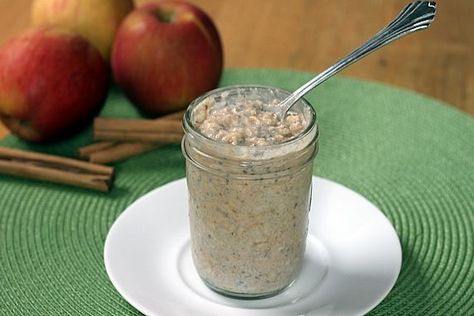 Easy, no-cook oatmeal with make-ahead convenience; packed with nutrition to get your day off to a healthy start. Make it in individual mason jars for a perfect serving size and an easy grab-and-go Refrigerator Oatmeal, Cooking Oatmeal, Apple Cinnamon Oatmeal, Bolo Fit, 100 Calorie, Cinnamon Oatmeal, Apple Cinnamon, Oatmeal Recipes, Savoury Food