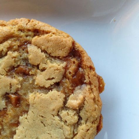 Food Pusher: Giant Chewy Toffee Cookies Chewy Toffee, Toffee Cookies, Cookie Bar Recipes, Baking Sweets, Cookie Desserts, Yummy Cookies, Sweets Treats, Om Nom, Toffee