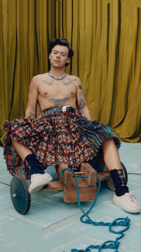 Harry Styles Dress, Harry Styles Gucci, Pretty Punk, Harry Styles Aesthetic, Gucci Dress, Harry Styles Cute, Harry Styles Wallpaper, Harry Styles Pictures, Harry Styles Photos