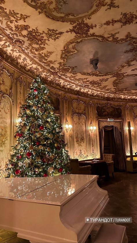 Old Money Christmas Tree, Old Money Christmas Aesthetic, Christmas Old Money, Christmas Ballroom, Old Christmas Aesthetic, Old Money Christmas, Classy Christmas Tree, Expensive Christmas, Christmas Palace