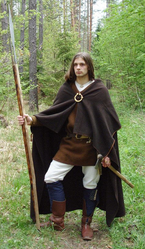 11th century Latvian man with cloak, axe and spear. Medieval Fantasy Clothing, Mens Garb, Celtic Clothing, Medieval Garb, Models To Draw, Viking Reenactment, Viking Costume, Viking Clothing, Nordland