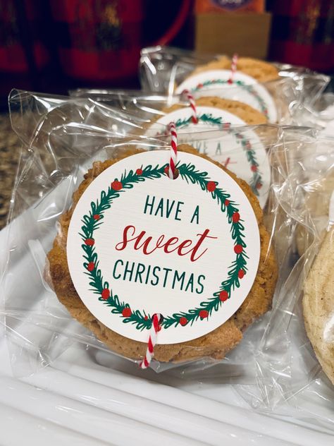 Cookie Gift Christmas, Bakery Christmas Packaging, Christmas Cookie Labels, Christmas Baking Packaging, Christmas Cookie Packaging Ideas Diy, Cookie Christmas Gifts Packaging, Christmas Bake Sale Display, Christmas Cookie Bags Ideas, Packaging Christmas Cookies