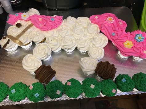 Horse cupcake cake Horse Rice Krispie Treats, Pony Cupcake Cake, Horse Pull Apart Cupcakes, Cupcake Horse Cake, Horse Cupcake Cake, Cowgirl Birthday Cupcakes, Horse Cupcakes Ideas, Horse Birthday Cake, Pull Apart Cake