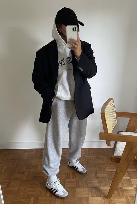 Sweatpants Outfit Aesthetic, Chic Sweatpants Outfit, Cozy Sweatpants Outfits, Cool Sweatpants, Sweatpants Outfit Ideas, Sweatpants Outfits, Cozy Sweatpants, Winter Pants Outfit, Womens Winter Fashion Outfits