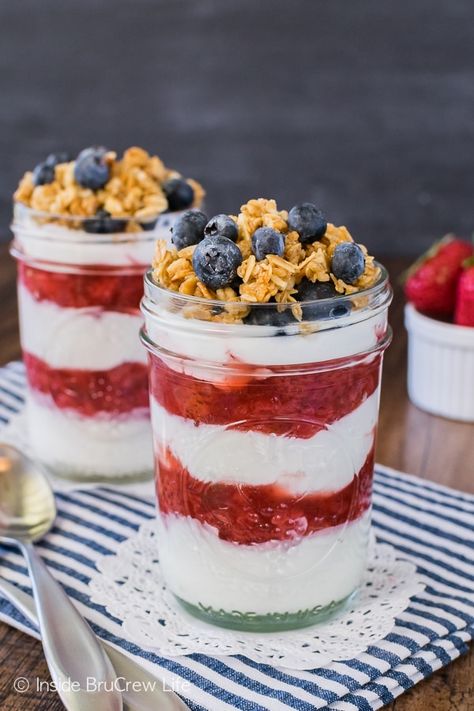 Strawberry Yogurt Parfait, Granola Calories, Healthy Yogurt Parfait, Yogurt Parfaits, Homemade Strawberry Sauce, Fresh Breakfast, Parfait Recipes, Healthy Yogurt, Breakfast Low Carb