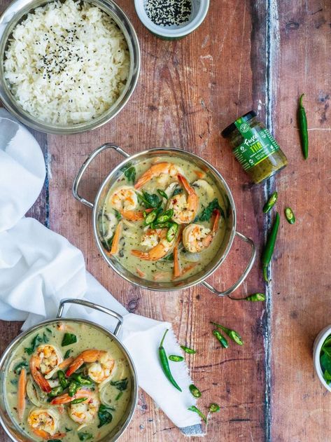 Thai Prawn Green Curry Chicken Vegetable Curry, Veggie Protein, Green Curry Recipes, Recipes With Soy Sauce, Homemade Flatbread, Paleo Protein, Green Curry Paste, Soy Recipes, Paste Recipe