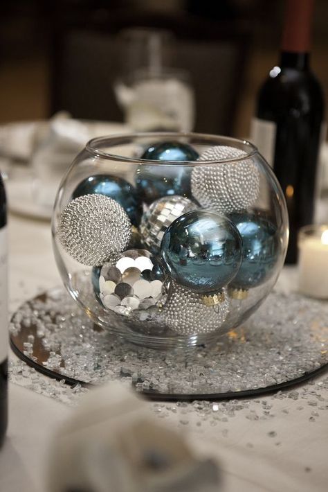 a glass bowl with silver and blue ornaments inside Winter Wonderland-party, Christmas Table Decorations Centerpiece, Christmas Party Decorations Diy, Winter Wedding Centerpieces, Diy Christmas Party, Winter Wonderland Decorations, Winter Centerpieces, Christmas Bowl, Winter Wonderland Baby Shower