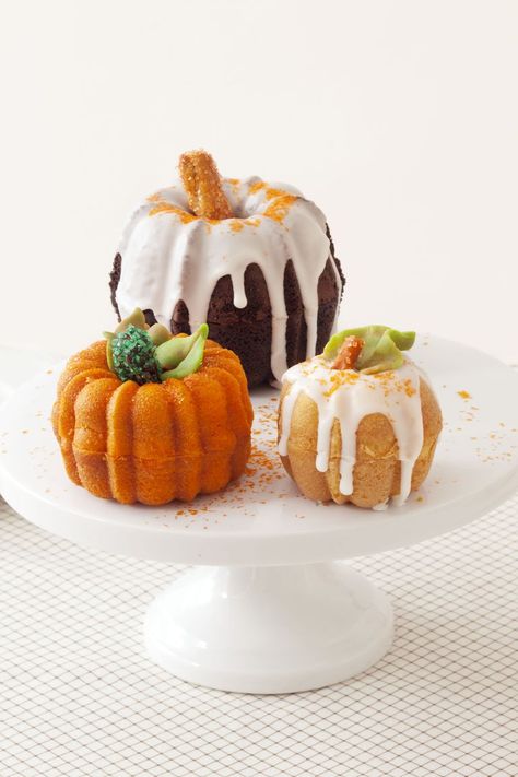 Pumpkin Patch Cakes Pumpkin Patch Cake, Pumpkin Spice Pecans, Halloween Cake Recipes, Spooky Halloween Cakes, Pumpkin Bundt, Spiced Pecans, Mini Bundt Cakes, Halloween Treats Easy, Pecan Cake