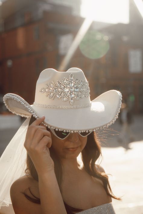 White Cowgirl Hat Wedding, Diy Bride Cowboy Hat, Wedding Cowgirl Hat, Sombrero Cowgirl, Cowgirl Hat Outfit, Fringe Cowboy Hat, Bride Cowgirl Hat, Cowboy Hat Outfit, Woo Girl