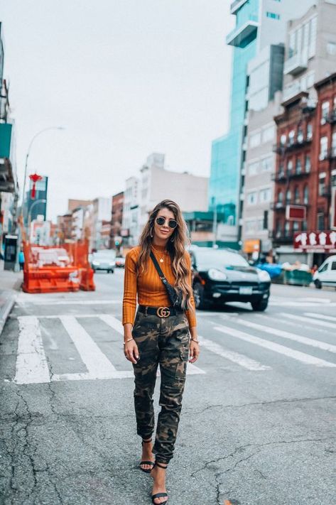 Camo Pants Outfit, Fashion Week Trends, Camo Pants, Outfit Trends, Pantalon Cargo, Looks Style, Autumn Fashion Women, Womens Fashion Trends, Yellow Dress