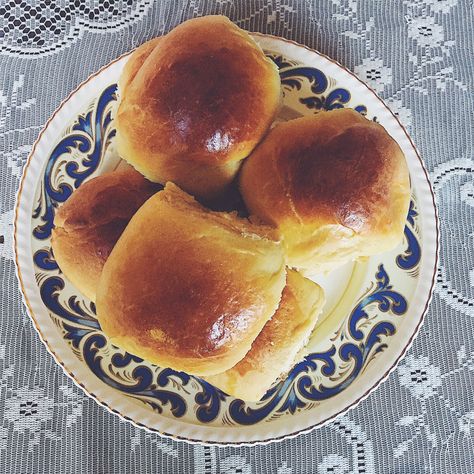 Plum Bun Recipe from 1910 Quick Bread Rolls, Baba Recipe, Hot Buns, Baking Buns, Bread Starter, Sweet Dough, Breads & Buns, Ukrainian Recipes, Bun Recipe