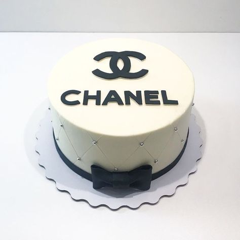 Chanel Cake, 13 Birthday Cake, Cake Hacks, Cookie Bakery, Hat Cake, Mini Cakes Birthday, Birthday Cakes For Women, Birthday Items, 3d Cake