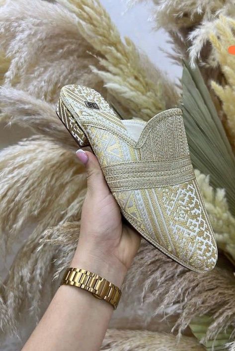 Arab Shoes, Moroccan Fashion, Arabic Design, Moroccan Dress, Facial Skin Care Routine, Moroccan Caftan, Plan My Wedding, Arab Fashion, Woman Shoes