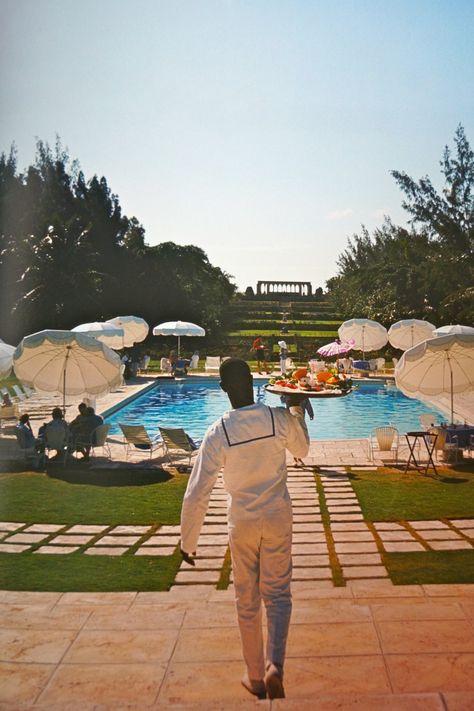 Party by the pool at the Marbella Club, Marbella, Spain, 1970 Slim Aarons Photography, Marbella Club, Pool Life, Palm Beach Style, Slim Aarons, Jet Setter, Attractive People, Marbella, Spa Day