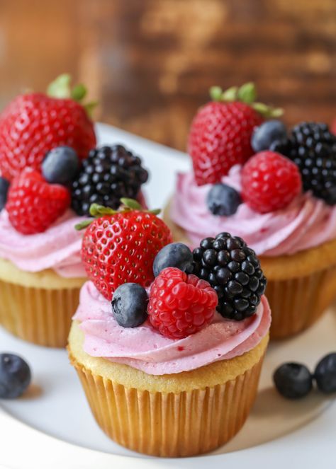 Vanilla Cupcakes with a delicious homemade berry buttercream frosting made with strawberries, blueberries, raspberries and blackberries. Mini Cheesecake Tarts, Berry Buttercream, Muffins Lemon, Fruit Muffins, Fruity Recipes, Patisserie Fine, Biscuits Graham, Cheesecake Tarts, Moist Muffins