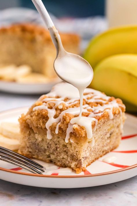 Banana Bread Crumb Cake, Banana Crunch Cake, Banana Crumb Cake, Moist Banana Cake, Banana Coffee Cakes, Banana Bread Cake, Powdered Sugar Glaze, Crumb Cake Recipe, Banana Coffee