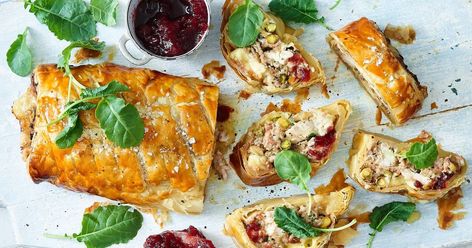 Fill buttery, puff pastry with turkey, cranberry, pistachios and creamy brie for a delicious Christmas main everyone will enjoy. Cranberry Pastry, Chicken Pastry, Brie Cranberry, Turkey Cranberry, Cranberry Brie, Christmas Main, Christmas Ham, Christmas Lunch, Xmas Food