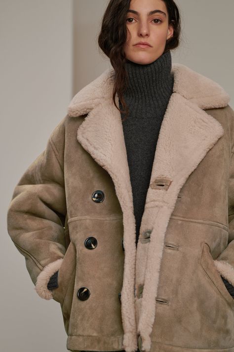 - Generous volume - Double-breasted opening - Two piped pockets - Suede lambskin shearling coat Winter Coats 2024, Shearling Coat Outfit, Shearling Jacket Outfit, Coats 2024, Sherling Coat, Statement Jacket, Winter Fashion Outfits Casual, Classic Trench Coat, Coat Outfit