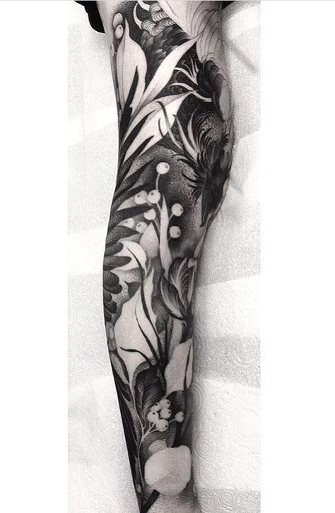 Natur Tattoo Arm, Tattoo Perna, Full Leg Tattoos, Beginner Tattoos, Blackout Tattoo, Geometry Tattoo, Floral Tattoo Sleeve, Plant Tattoo, Botanical Tattoo