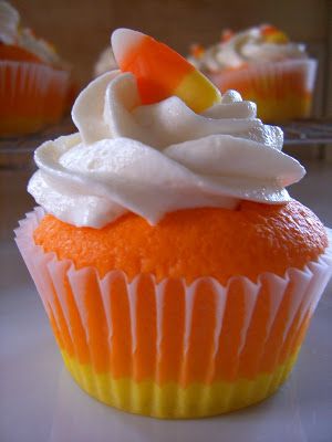 Corn Cupcakes, Frost Cupcakes, Candy Corn Cupcakes, Easy Halloween Party Food, Halloween Punch, Halloween Fruit, Easy Halloween Party, Oreo Cupcakes, Cupcakes Decorados