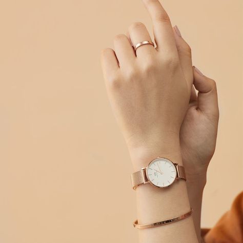 Petite Melrose 32mm (white) Dw Watch Women, Daniel Wellington Watch Women, Daniel Wellington Classic Petite, Daniel Wellington Petite, Daniel Wellington Watch, Eggshell White, Fancy Watches, Rose Gold Watches Women, Hand Watch