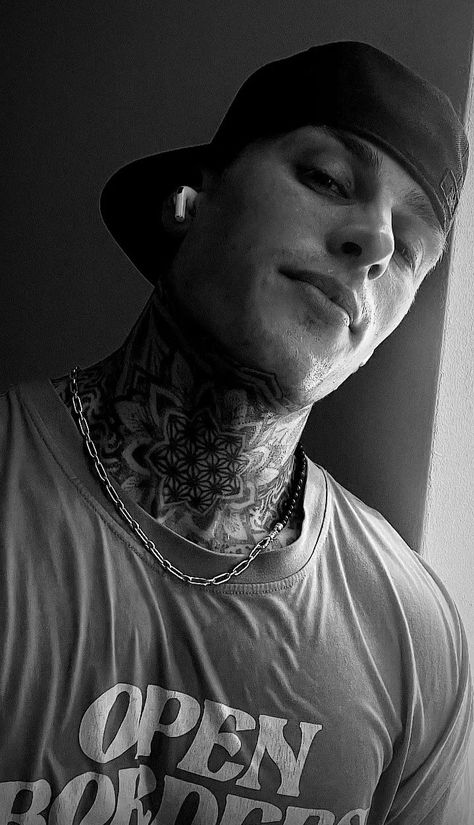 Tattoo Artist Aesthetic Men, Tatted Man Aesthetic, Fully Tattooed Man, Liv Moore, Tatted Men, Don't Fear The Reaper, Model Inspo, Artist Aesthetic, Tumblr Boys