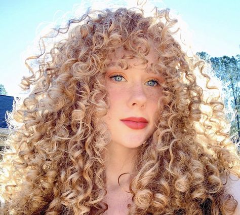 Curly Golden Blonde Hair, Golden Blonde Curly Hair, Movies Hairstyles, Blonde Hair With Fringe, Long Blonde Curly Hair, Long Curly Haircuts, Medium Length Blonde Hair, Golden Blonde Hair, Blonde Curly Hair