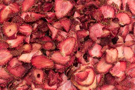 Dehydrated Berries, Dehydrating Strawberries, Dehydration Recipes, Dehydrator Recipes Fruit, Cranberry Uses, Dehydrated Recipes, Dehydrated Strawberries, Dried Pears, Dehydrated Apples