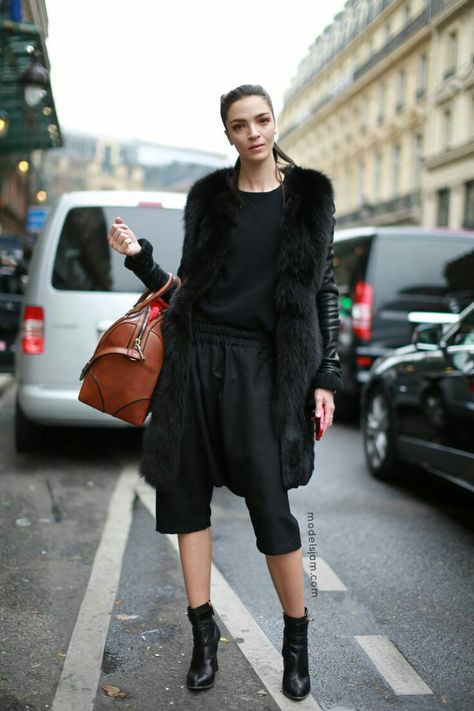 Mariacarla Boscono street style - Paris Fashion Week Fall 2013 Paris Street Style Fall, Mariacarla Boscono, Walking Down The Street, Model Street Style, Paris Fashion Week Street Style, Fashion Articles, Street Style Paris, Autumn Street Style, Paris Street Style